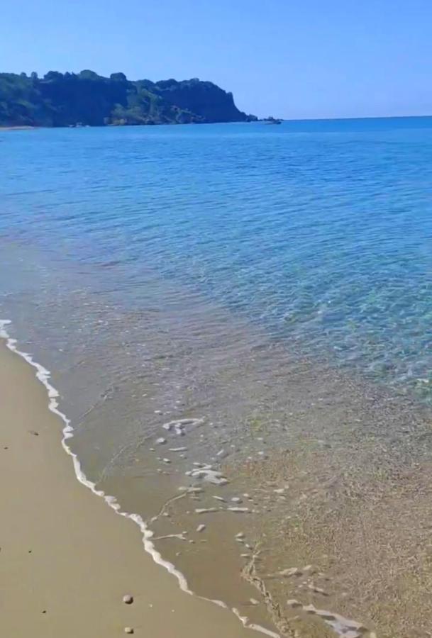 Tetraktys Estate Beachside Υδωρ Agios Matthaios  ภายนอก รูปภาพ