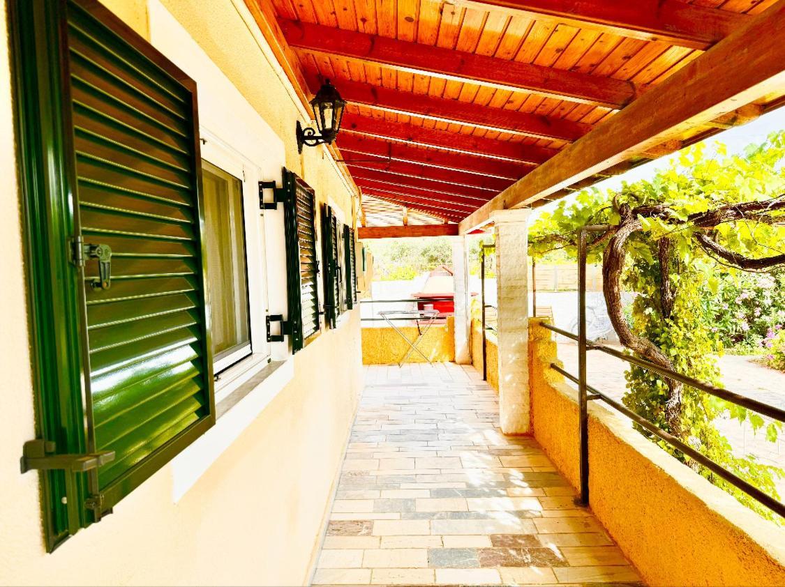 Tetraktys Estate Beachside Υδωρ Agios Matthaios  ภายนอก รูปภาพ