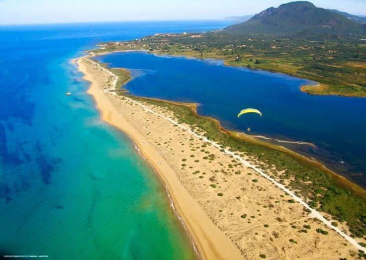 Tetraktys Estate Beachside Υδωρ Agios Matthaios  ภายนอก รูปภาพ